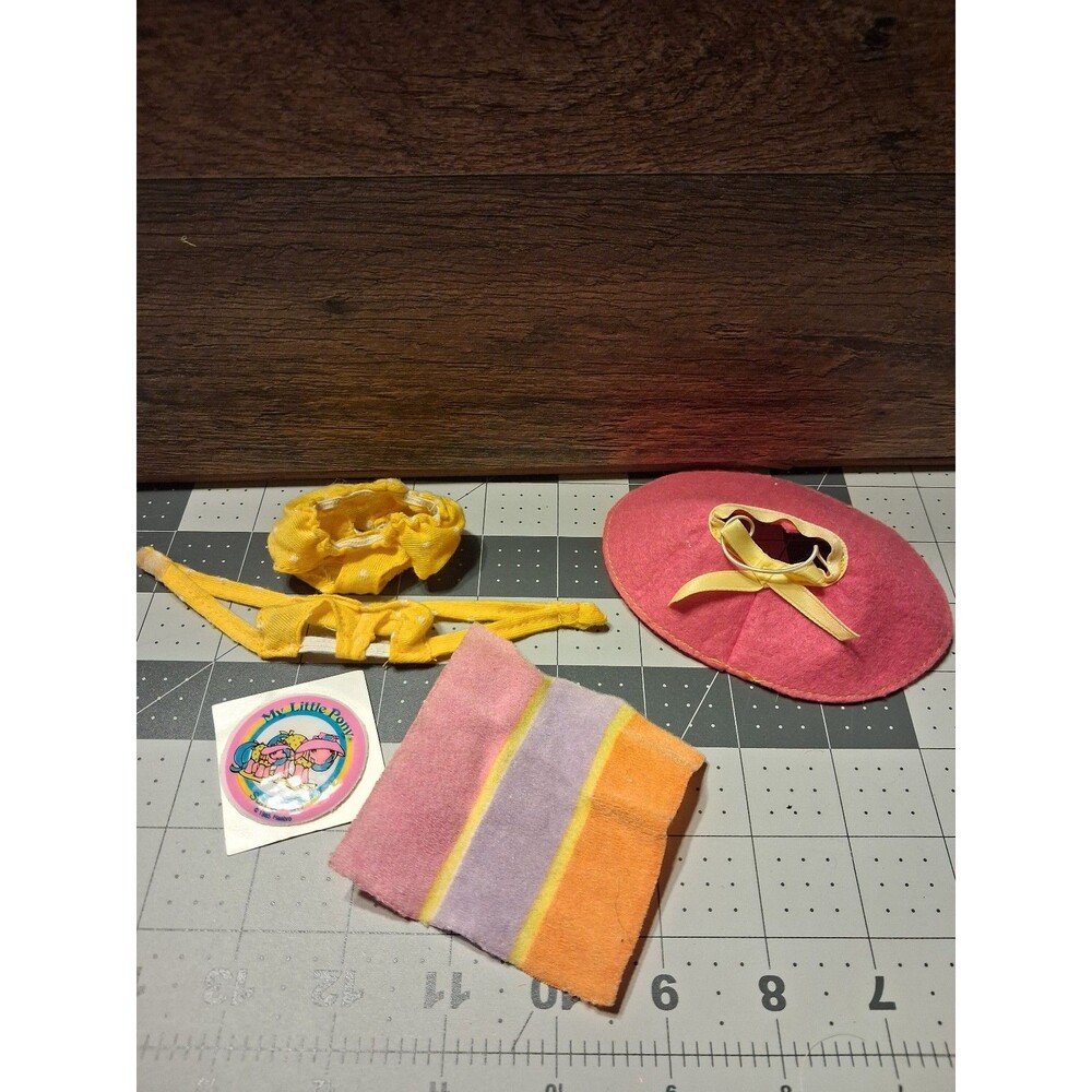Vintage Hasbro My Little Pony Sun and Fun Mom yellow  bikini Hat Blanket Sticker